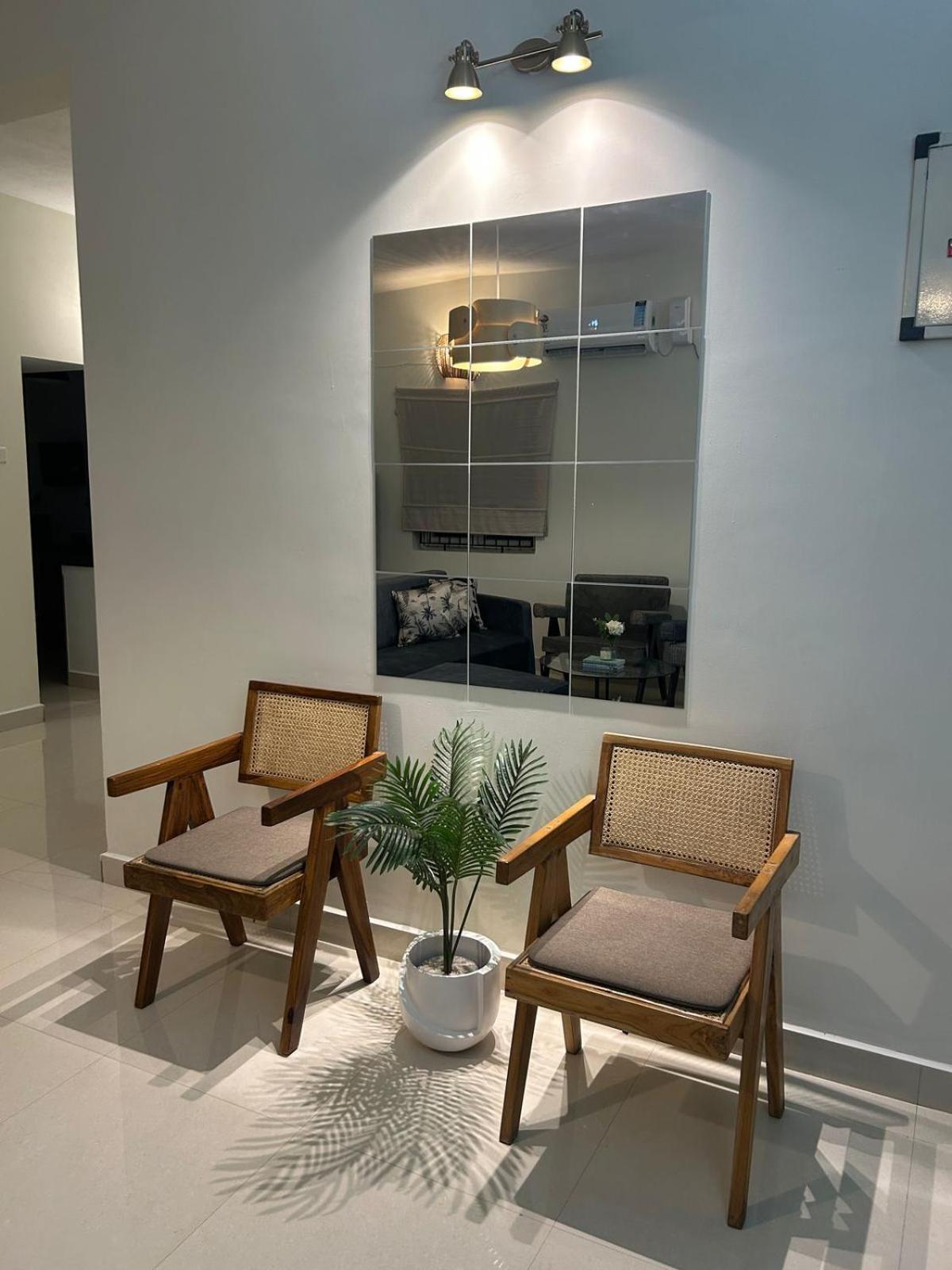 45th Palm Apartment *